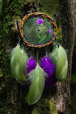 Tüylü, boncuklu ipleri sallanan bir düş kapanı. El yapımı düş kapanı.