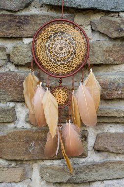 Tüylü, boncuklu ipleri sallanan bir düş kapanı. El yapımı düş kapanı.