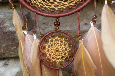 Tüylü, boncuklu ipleri sallanan bir düş kapanı. El yapımı düş kapanı.