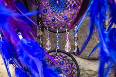 Tüylü, boncuklu ipleri sallanan bir düş kapanı. El yapımı düş kapanı.