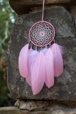 Tüylü, boncuklu ipleri sallanan bir düş kapanı. El yapımı düş kapanı.