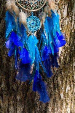 Tüylü, boncuklu ipleri sallanan bir düş kapanı. El yapımı düş kapanı.
