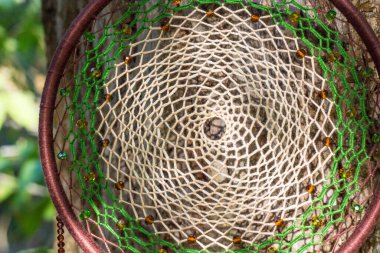 Tüylü, boncuklu ipleri sallanan bir düş kapanı. El yapımı düş kapanı.