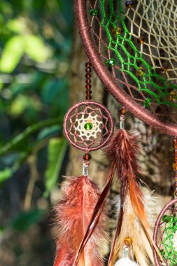 Tüylü, boncuklu ipleri sallanan bir düş kapanı. El yapımı düş kapanı.