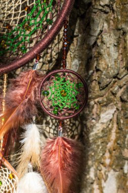 Tüylü, boncuklu ipleri sallanan bir düş kapanı. El yapımı düş kapanı.