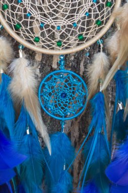 Tüylü, boncuklu ipleri sallanan bir düş kapanı. El yapımı düş kapanı.