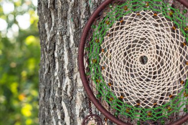 Tüylü, boncuklu ipleri sallanan bir düş kapanı. El yapımı düş kapanı.