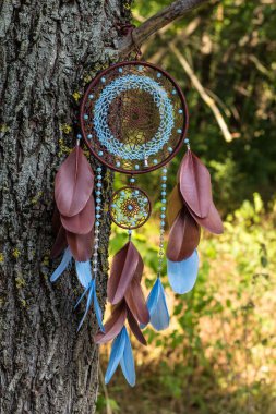 Tüylü, boncuklu ipleri sallanan bir düş kapanı. El yapımı düş kapanı.