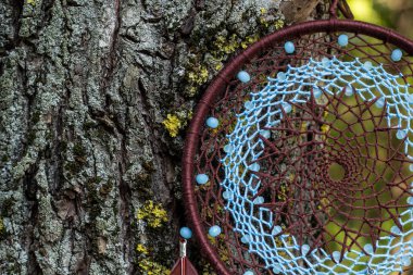 Tüylü, boncuklu ipleri sallanan bir düş kapanı. El yapımı düş kapanı.