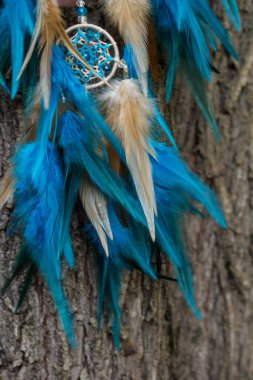 Tüylü, boncuklu ipleri sallanan bir düş kapanı. El yapımı düş kapanı.