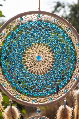 Tüylü, boncuklu ipleri sallanan bir düş kapanı. El yapımı düş kapanı.