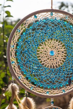 Tüylü, boncuklu ipleri sallanan bir düş kapanı. El yapımı düş kapanı.