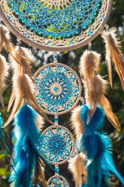 Tüylü, boncuklu ipleri sallanan bir düş kapanı. El yapımı düş kapanı.