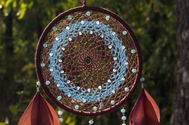 Tüylü, boncuklu ipleri sallanan bir düş kapanı. El yapımı düş kapanı.