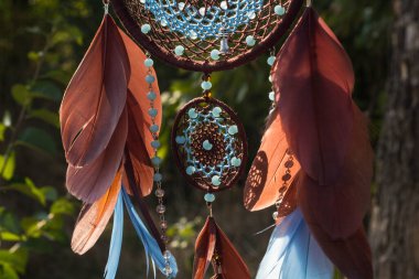 Tüylü, boncuklu ipleri sallanan bir düş kapanı. El yapımı düş kapanı.