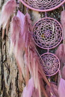 Tüylü, boncuklu ipleri sallanan bir düş kapanı. El yapımı düş kapanı.