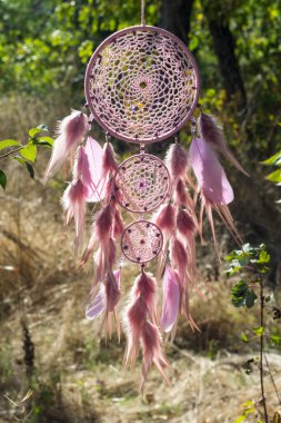 Tüylü, boncuklu ipleri sallanan bir düş kapanı. El yapımı düş kapanı.