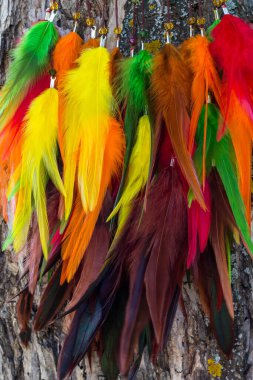 Tüylü, boncuklu ipleri sallanan bir düş kapanı. El yapımı düş kapanı.