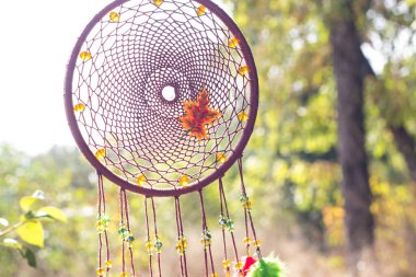Tüylü, boncuklu ipleri sallanan bir düş kapanı. El yapımı düş kapanı.