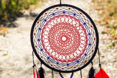 Tüylü, boncuklu ipleri sallanan bir düş kapanı. El yapımı düş kapanı.