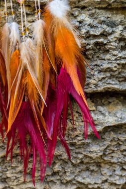 Tüylü, boncuklu ipleri sallanan bir düş kapanı. El yapımı düş kapanı.