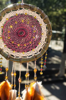 Tüylü, boncuklu ipleri sallanan bir düş kapanı. El yapımı düş kapanı.