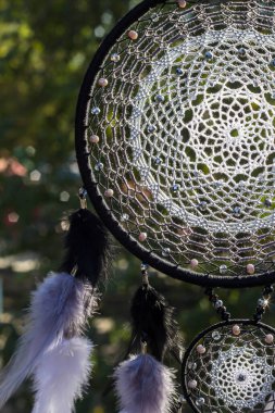 Tüylü, boncuklu ipleri sallanan bir düş kapanı. El yapımı düş kapanı.