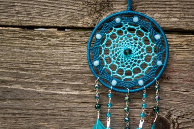 Tüylü, boncuklu ipleri sallanan bir düş kapanı. El yapımı düş kapanı.