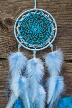 Tüylü, boncuklu ipleri sallanan bir düş kapanı. El yapımı düş kapanı.