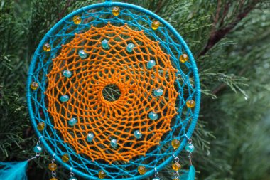 Tüylü, boncuklu ipleri sallanan bir düş kapanı. El yapımı düş kapanı.