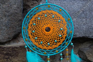 Tüylü, boncuklu ipleri sallanan bir düş kapanı. El yapımı düş kapanı.