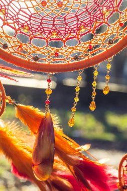 Tüylü, boncuklu ipleri sallanan bir düş kapanı. El yapımı düş kapanı.