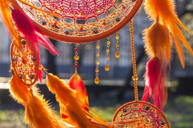 Tüylü, boncuklu ipleri sallanan bir düş kapanı. El yapımı düş kapanı.