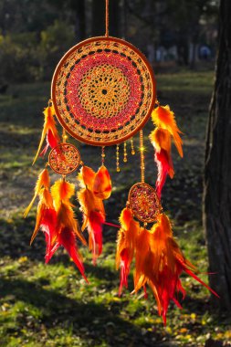 Tüylü, boncuklu ipleri sallanan bir düş kapanı. El yapımı düş kapanı.