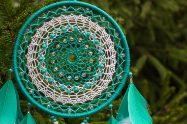 Tüylü, boncuklu ipleri sallanan bir düş kapanı. El yapımı düş kapanı.