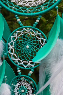 Tüylü, boncuklu ipleri sallanan bir düş kapanı. El yapımı düş kapanı.