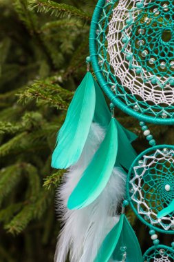 Tüylü, boncuklu ipleri sallanan bir düş kapanı. El yapımı düş kapanı.