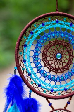 Tüylü, boncuklu ipleri sallanan bir düş kapanı. El yapımı düş kapanı.