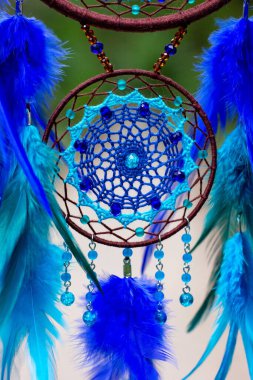 Tüylü, boncuklu ipleri sallanan bir düş kapanı. El yapımı düş kapanı.