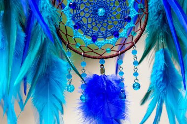 Tüylü, boncuklu ipleri sallanan bir düş kapanı. El yapımı düş kapanı.