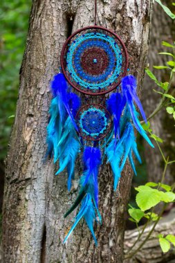 Tüylü, boncuklu ipleri sallanan bir düş kapanı. El yapımı düş kapanı.