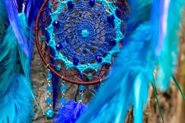 Tüylü, boncuklu ipleri sallanan bir düş kapanı. El yapımı düş kapanı.