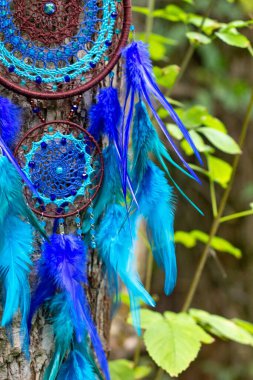 Tüylü, boncuklu ipleri sallanan bir düş kapanı. El yapımı düş kapanı.