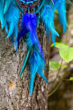 Tüylü, boncuklu ipleri sallanan bir düş kapanı. El yapımı düş kapanı.
