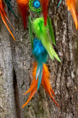 Tüylü, boncuklu ipleri sallanan bir düş kapanı. El yapımı düş kapanı.