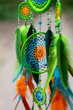 Tüylü, boncuklu ipleri sallanan bir düş kapanı. El yapımı düş kapanı.