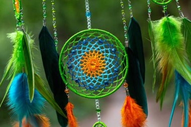 Tüylü, boncuklu ipleri sallanan bir düş kapanı. El yapımı düş kapanı.