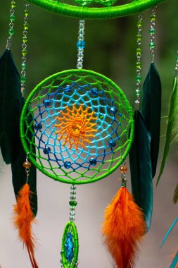 Tüylü, boncuklu ipleri sallanan bir düş kapanı. El yapımı düş kapanı.