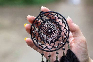 Tüylü, boncuklu ipleri sallanan bir düş kapanı. El yapımı düş kapanı.