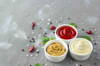 Gri taş arka planda baharatlı çeşitli soslar. Mayonez ketçap hardalı. Kopyalama alanı olan üst görünüm